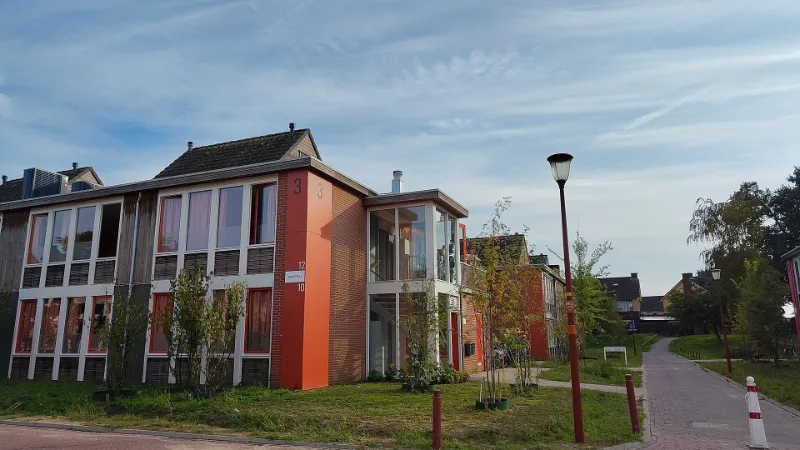 Het asielzoekerscentrum in Winterswijk, dat zonder hek tegen een woonwijk aan ligt.