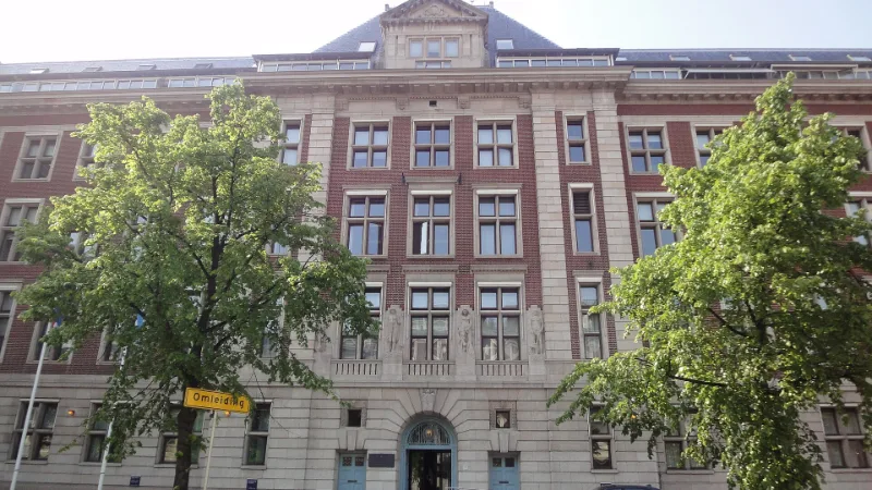 Het gebouw aan de Bezuidenhoutseweg 30 in Den Haag (rijksmonument, 1917), waar het Centraal Planbureau gevestigd is. De opname is uit 2012, toen het gebouw nog een ministerie huisvestte.