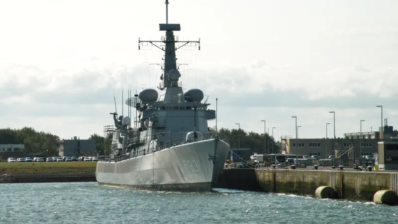 Het fregat F831 (Van Amstel) van de Koninklijke Marine afgemeerd in de marinehaven van Den Helder.