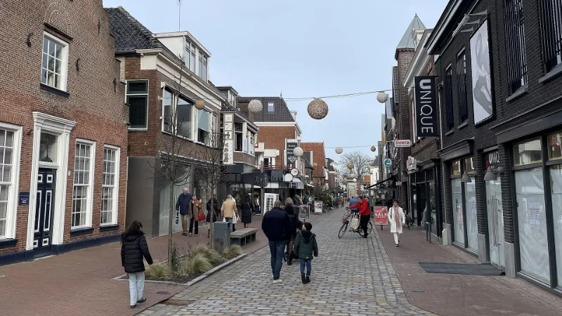 De Grotestraat in Rijssen, een winkelstraat in het centrum.