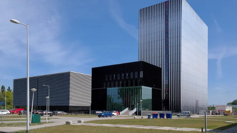 Datacentergebouwen op het Amsterdam Science Park (ontwerp Benthem Crouwel).