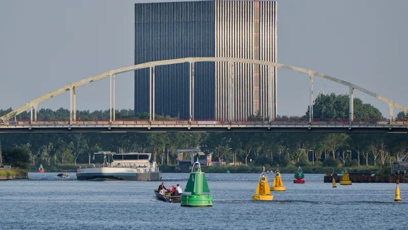 Een datacentergebouw op het Amsterdam Science Park, gezien over het water bij de Amsterdamsebrug.