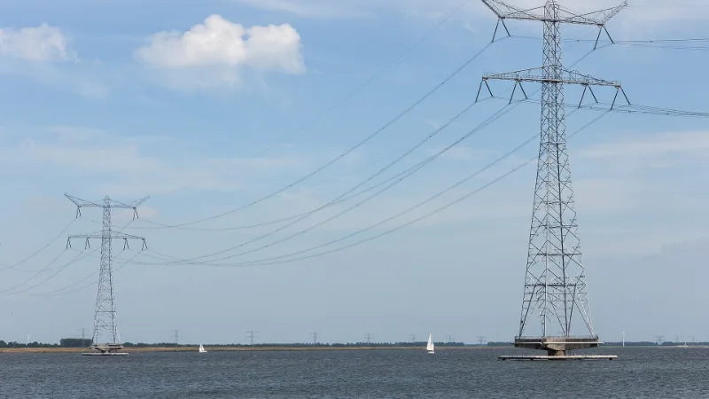 Hoogspanningsmasten in het Ketelmeer bij de Ketelbrug.