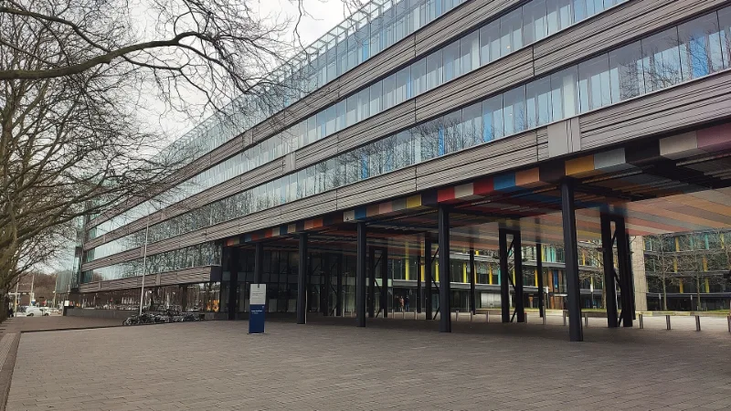 Gevel en overstek bij de ingang van het ministerie van Financiën.