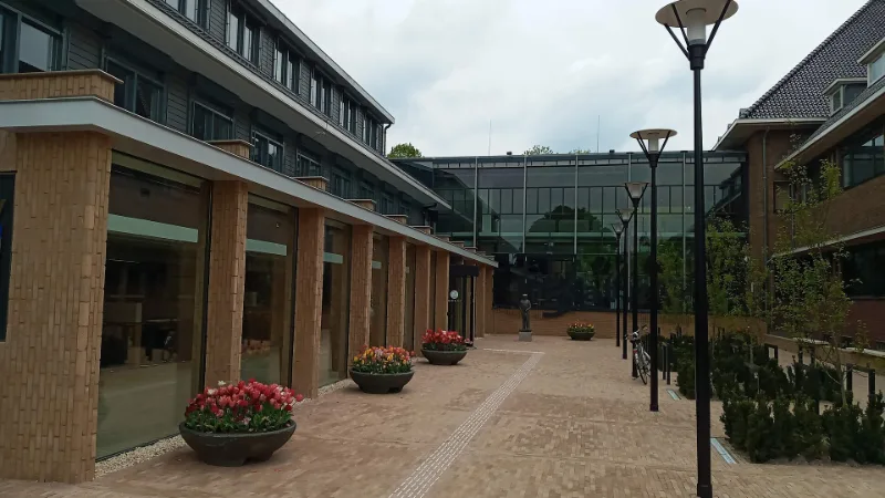 Het nieuwe deel van het gemeentehuis van Katwijk, met het beeld De Klinker van Gerard Brouwer.