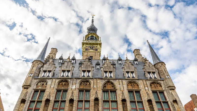 Vooraanzicht van het historische stadhuis van Veere.
