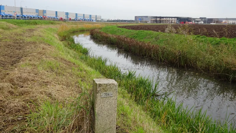 Het Grenskanaal bij de Zwarte Brug in 's-Heerenberg, met grenspaal 704.