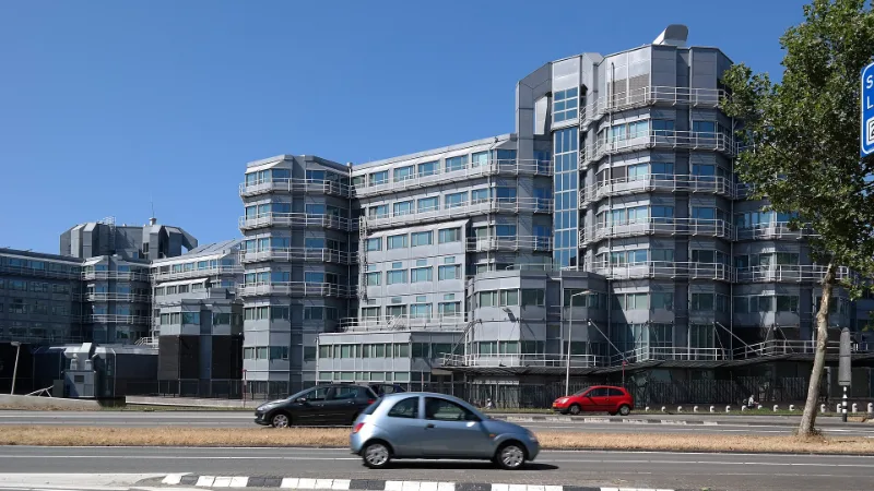 Kantoorgebouw van de AIVD in Zoetermeer, het voormalige ministerie van Onderwijs en Wetenschappen uit 1984.