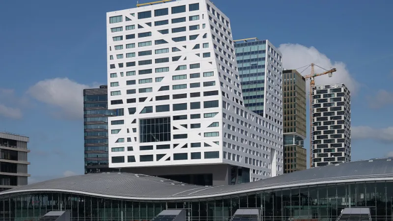 Het Stadskantoor in Utrecht, gezien vanaf de Moreelsebrug boven station Utrecht Centraal; hier zit de Inspectie Gezondheidszorg en Jeugd.