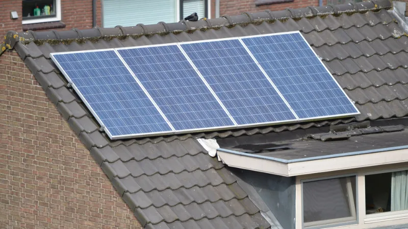 Zonnepanelen op een dak van een Nederlandse woning.