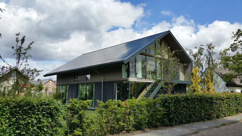 Zonnepanelen geïntegreerd in het dakvlak van woningen in Rijswijk.