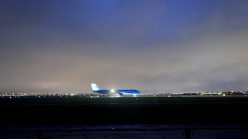 Een Airbus A321neo landt op de Polderbaan van Schiphol, gefotografeerd vanaf de spottersplaats.