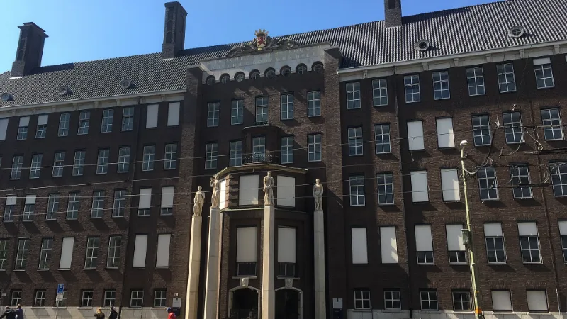 Voorgevel met hoofdingang van het ministerie van Defensie.