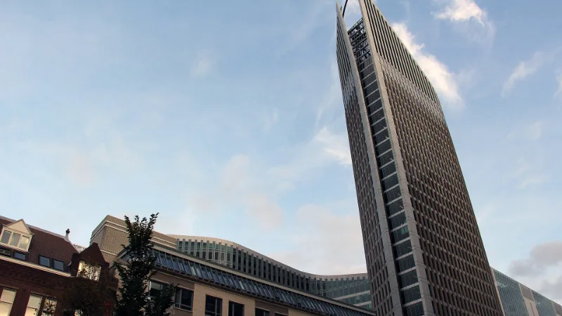 De Hoftoren (ministerie van Onderwijs, Cultuur en Wetenschap) van onderaf gezien.