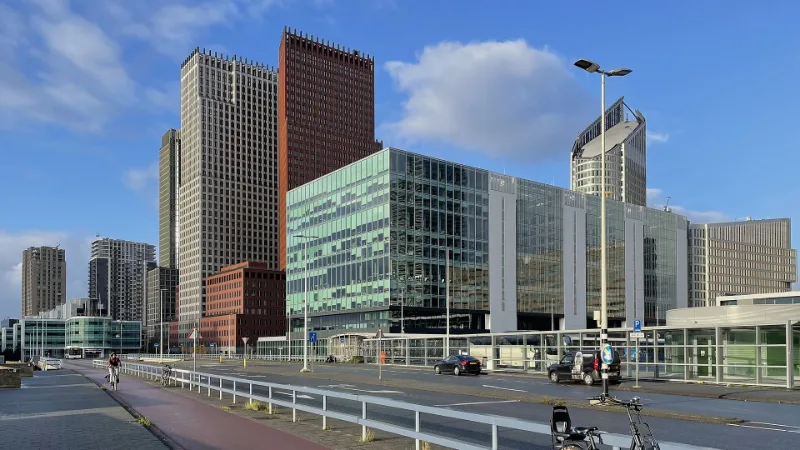 Rijkskantoren in Den Haag gezien vanaf het Prins Bernhardviaduct: links de witte en de rode toren van Turfmarkt 147 (ministeries van Binnenlandse Zaken en Koninkrijksrelaties en van Justitie en Veiligheid), in het midden Rijnstraat 8 met daarachter de Hoftoren.