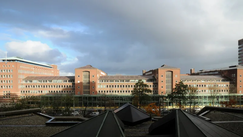 Het ministeriecomplex aan de Bezuidenhoutseweg 73, waar onder meer de ministeries van Economische Zaken en Klimaat en van Landbouw, Visserij, Voedselzekerheid en Natuur gevestigd zijn, gezien over de Utrechtsebaan.