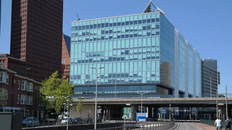 Rijkskantoor Rijnstraat 8 in Den Haag, gezien vanaf de Lekstraat met het Prins Bernhardviaduct; hier zitten de ministeries van Infrastructuur en Waterstaat en van Buitenlandse Zaken en de Inspectie Leefomgeving en Transport.