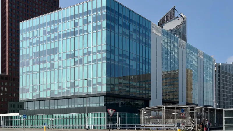 Het glazen rijkskantoor Rijnstraat 8 in Den Haag, waar de ministeries van Infrastructuur en Waterstaat en van Buitenlandse Zaken en de Inspectie Leefomgeving en Transport zitten.