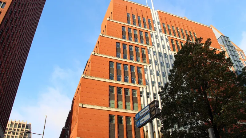 Gebouw Helicon in complex De Resident aan het Parnassusplein, waar de ministeries van Volksgezondheid, Welzijn en Sport en van Sociale Zaken en Werkgelegenheid gevestigd zijn.
