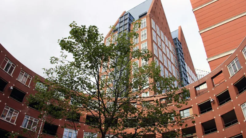 De kantoorgebouwen Helicon en Castalia aan het Parnassusplein in Den Haag, waar de ministeries van VWS en SZW zijn gehuisvest.