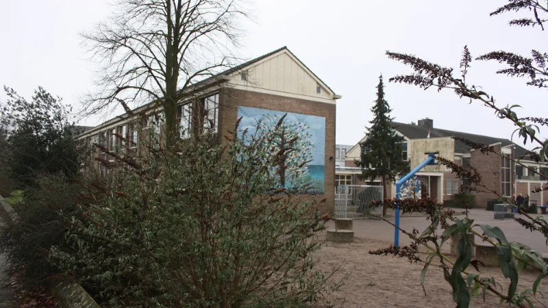 Schoolgebouw van basisschool Klein Heyendaal in Nijmegen, met een muurschildering op de zijgevel.