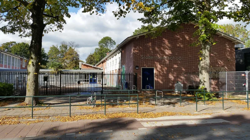 De Slotermeerschool aan de Burgemeester Fockstraat in Amsterdam, een gemeentelijk monument.