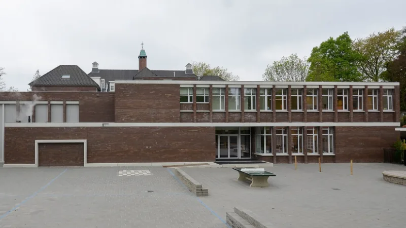Nieuwbouw van basisschool Reigerlaan in Eindhoven met daarachter het oorspronkelijke gebouw.