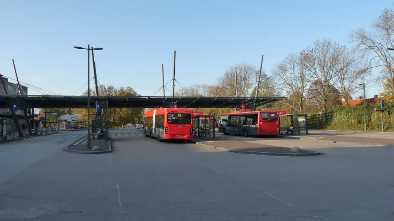 Het busstation in Uithoorn met R-net-bussen.