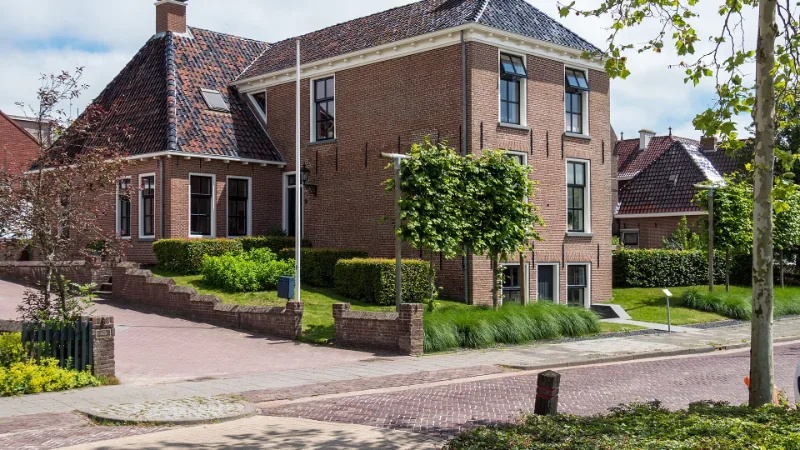 Woonhuis uit 1780 aan de Stasjonswei in het Friese dorp Holwerd.