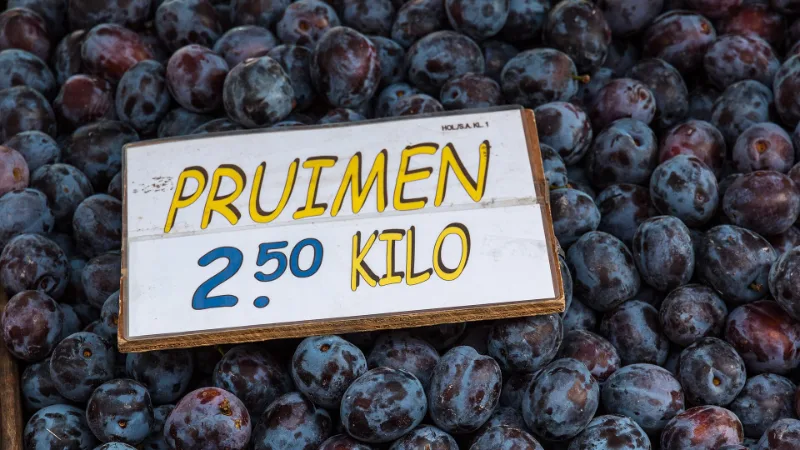 Fruit te koop op een kraam op de weekmarkt in Winterswijk, met prijskaartjes in euro's.