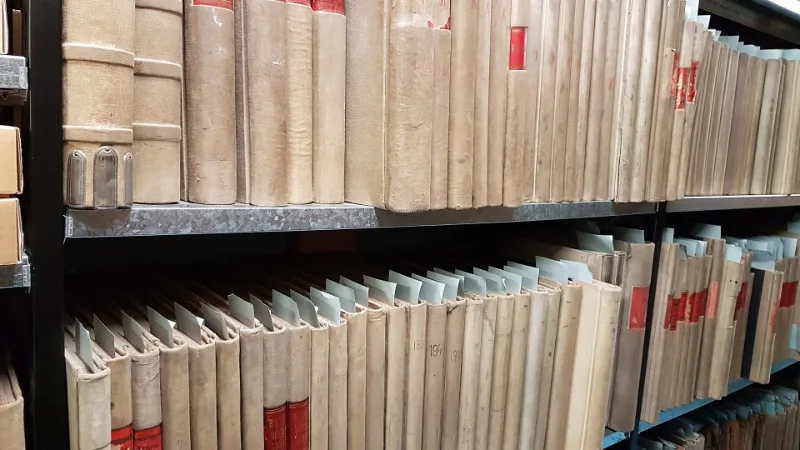 Rij kasboeken in het archief van de Koninklijke Sphinx in het Sociaal Historisch Centrum Limburg in Maastricht.