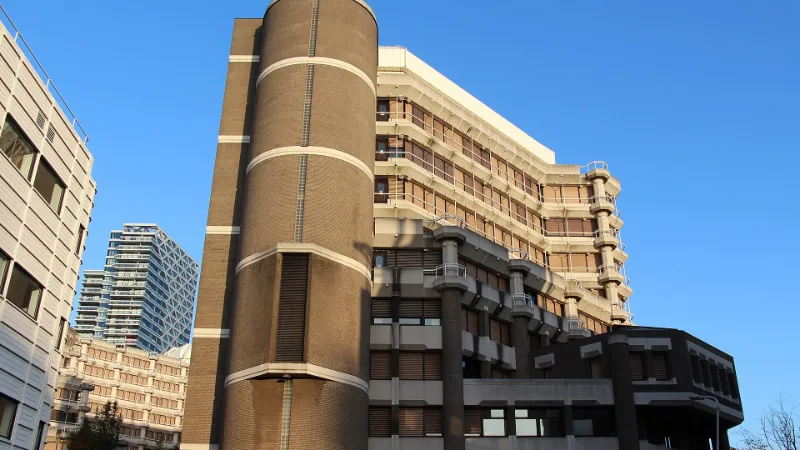 Hoek van het gebouw Bezuidenhoutseweg 67 (voormalig ministerie van Buitenlandse Zaken), sinds 2021 de tijdelijke huisvesting van de Tweede Kamer.