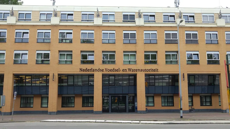 Hoofdkantoor van de NVWA aan de Catharijnesingel in Utrecht, breed opgenomen vanaf de overkant.