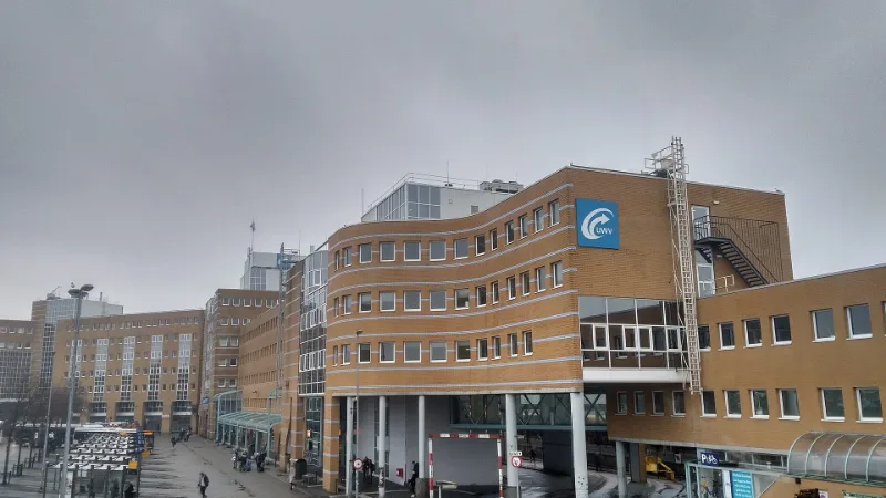 Gebouw van het UWV bij het centraal station van Groningen.