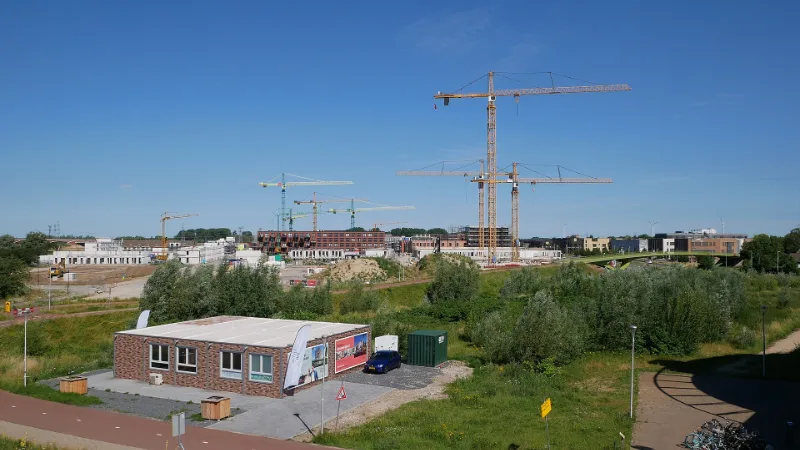 Bouwwerkzaamheden in nieuwbouwgebied Hof van Holland in Nijmegen-Noord, gezien vanaf station Nijmegen Lent.